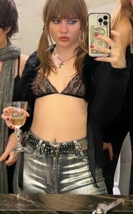 Victoria De Angelis セックスモデル 画像