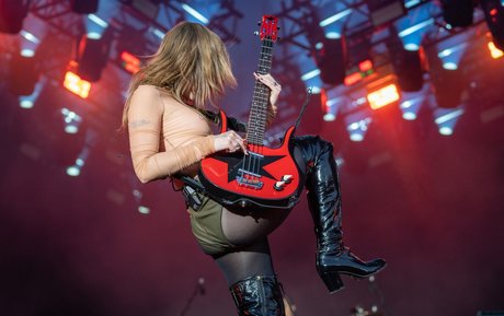 アジア人のタトゥー OnlyFans ホットヌード ギャラリー