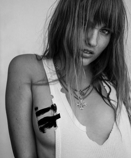 Victoria De Angelis 独占女優 写真