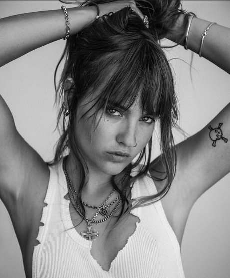 Victoria De Angelis かわいいモデル 写真