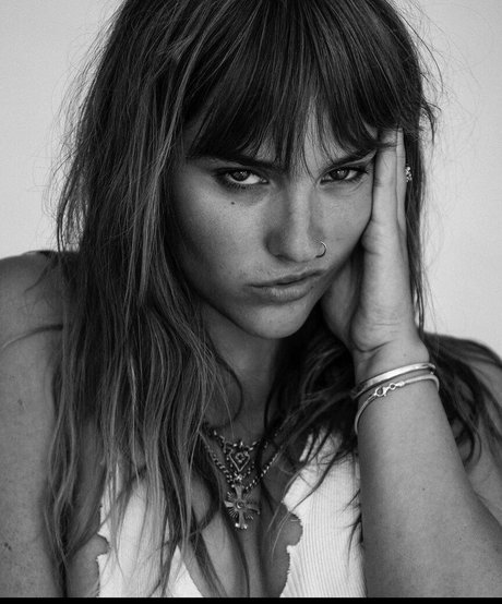 Victoria De Angelis セクシーモデル 写真