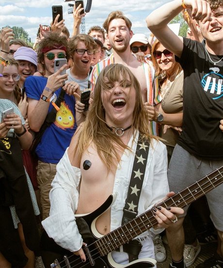 Victoria De Angelis profile image