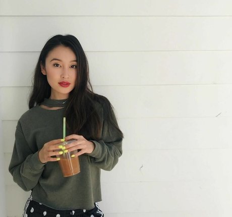 Olivia Sui 裸のスター 画像