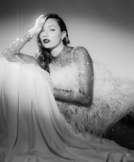 Maddie Ziegler エロティックなポルノスター 写真