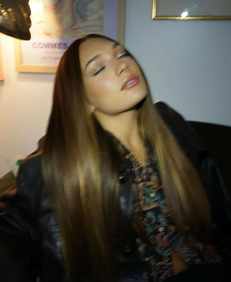 Maddie Ziegler ポルノ女優 写真