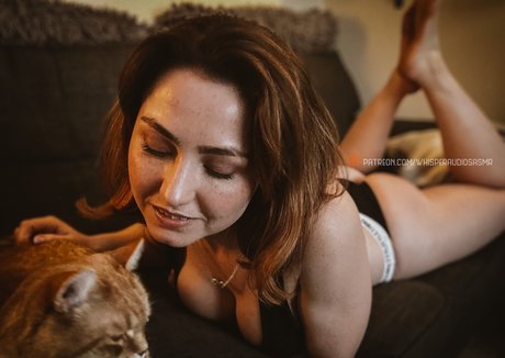 WhisperAudios ASMR 美しいモデル 写真