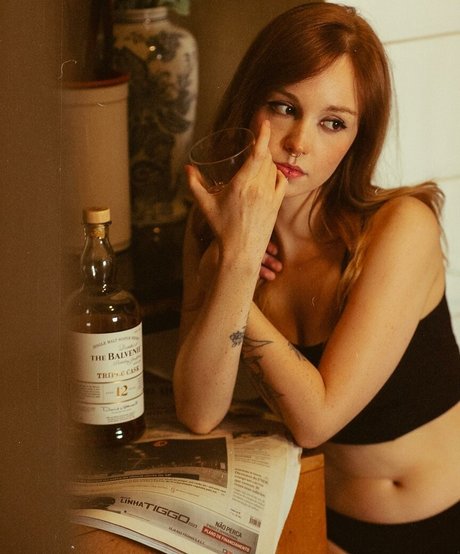 黒髪の熟女OnlyFans ポルノグラフィック アーカイブ