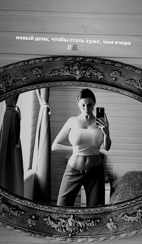 アジア人のタトゥー OnlyFans ポルノグラフィック 画像