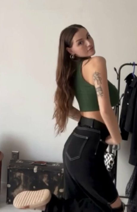 客室乗務員 OnlyFans アート裸 ギャラリー