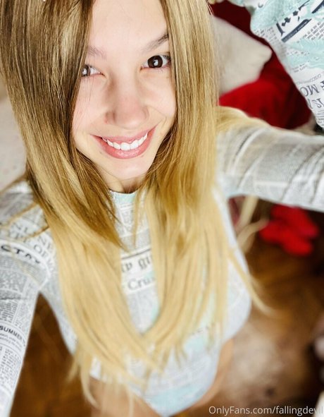 金髪の小柄なOnlyFans トップ 画像