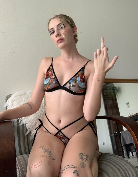 アジア人のタトゥー OnlyFans ポルノ 画像