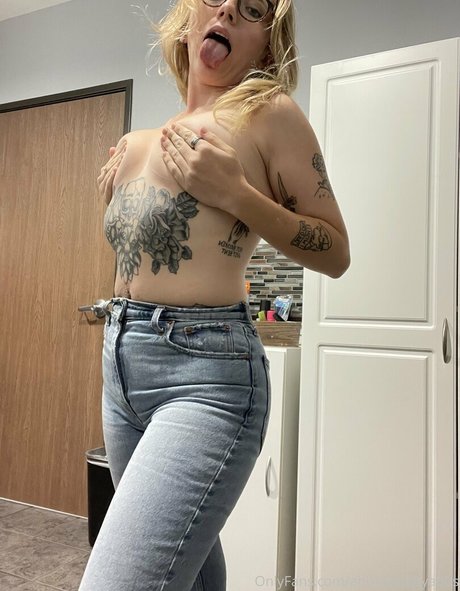 大きな乳首OnlyFans 無料ヌード 画像