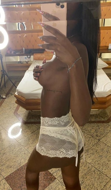 victoriacarolino アート女優 画像