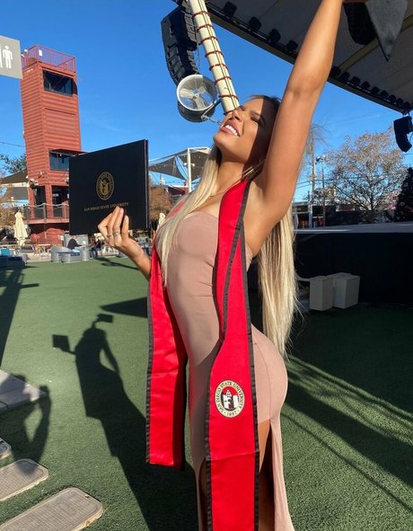 金髪の小柄なOnlyFans パーフェクト 画像