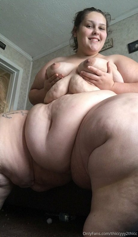 thiccyyy2thicc エロティックモデル 画像