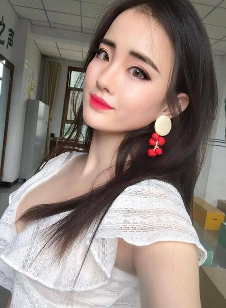 細身の巨乳OnlyFans ポルノ 写真