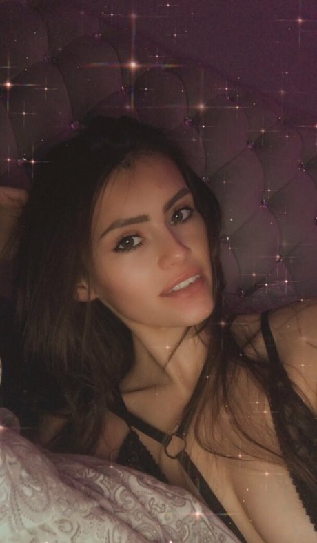 公共の場での猫のOnlyFans セクシーヌード 画像