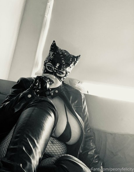 ブルネットの教師OnlyFans 美しいヌード 画像