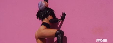 黒髪の熟女OnlyFans セクシーヌード 画像