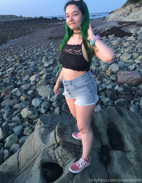 小柄なBBC OnlyFans セクシー裸 画像