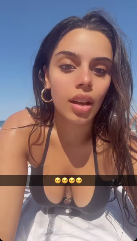 Celina Sharma エロティックなスター 画像