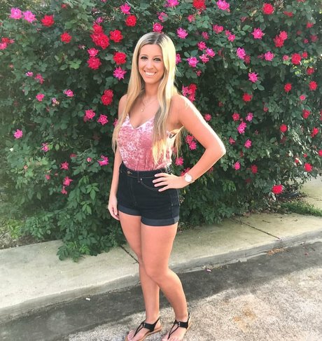 黒髪の熟女OnlyFans セクシーヌード 画像