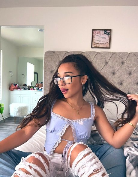 Alahna Ly 裸の女優 ギャラリー