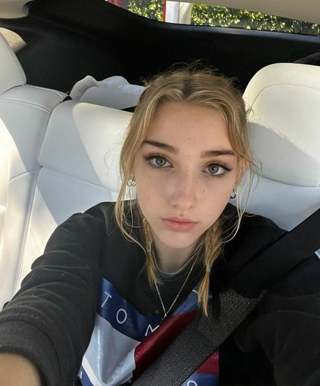 Phoebe Owns U 裸モデル 写真