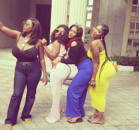 エボニートランスオンリーファンズ 無料セクシー ギャラリー