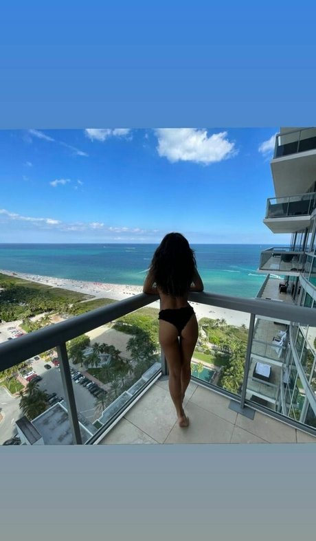 Cyn Thia Kha Lifeh 裸の女優 画像