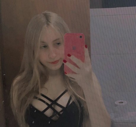 Giihalbino アダルトスター 写真