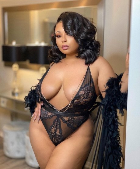 Passion Jonesz ヌードのポルノスター 写真