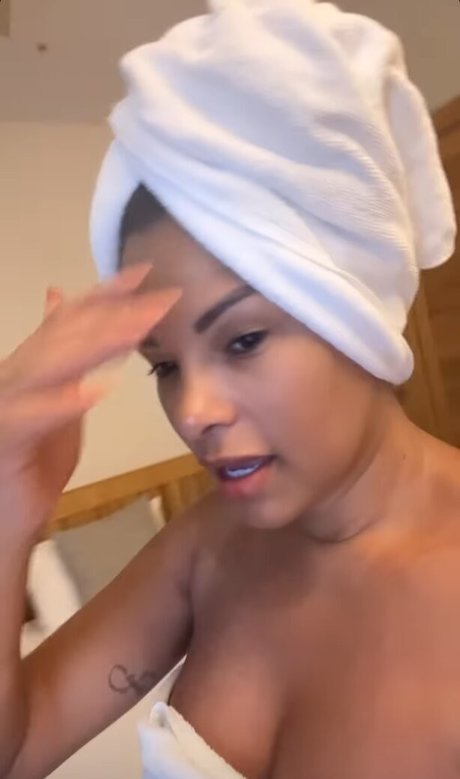 客室乗務員 OnlyFans 美しいxxx 写真