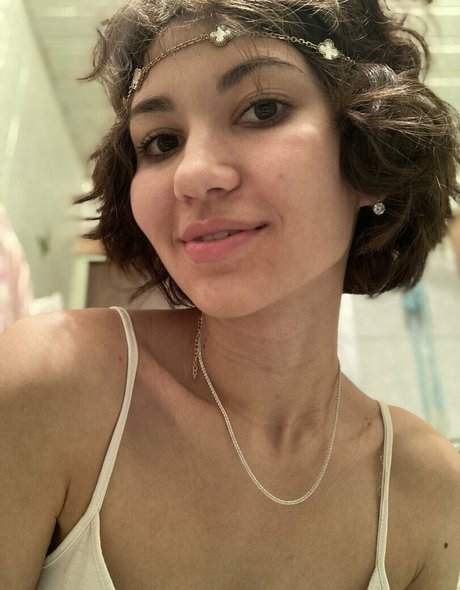 アジア人のタトゥー OnlyFans セクシー裸 写真