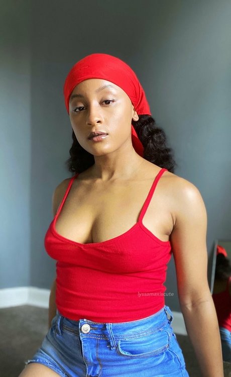 Alyssa Maxwell セクシーモデル 写真