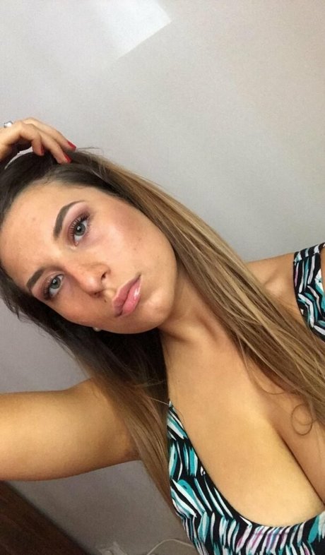 公共の場での猫のOnlyFans ホット 画像