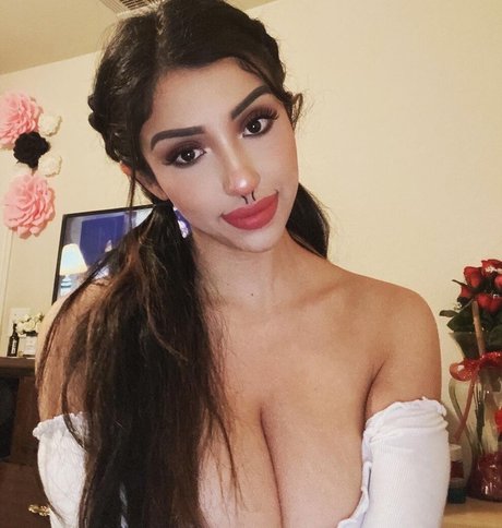 Alexandra Nicole profile image