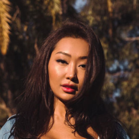 Nora Kyzy エロティック女優 画像