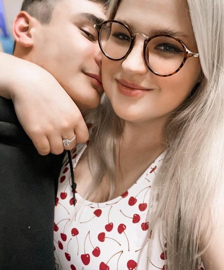 大きな乳首OnlyFans セクシーヌード 画像