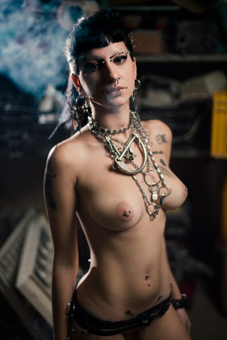 アジア人のタトゥー OnlyFans xxx 写真