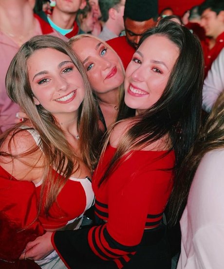 スキニーアスオンリーファンズ 美しい裸 写真