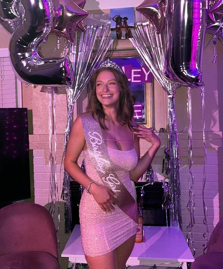 Ainsley Weaver セクシーモデル 画像