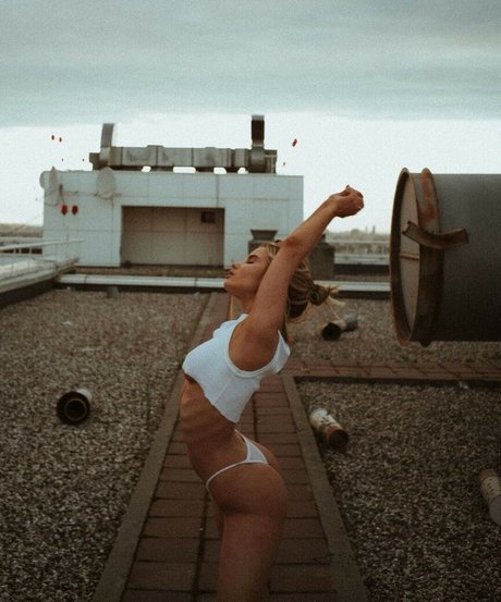 Ekrnw 美しいポルノスター 写真