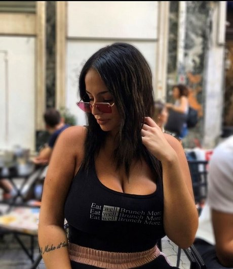 Chrysanthie ポルノスター セクシー 画像