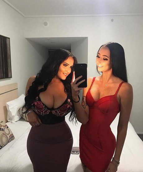 Tayla Cooper アートスター ギャラリー