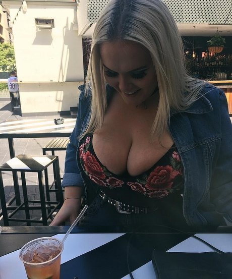 Tayla Cooper 素敵なスター ギャラリー