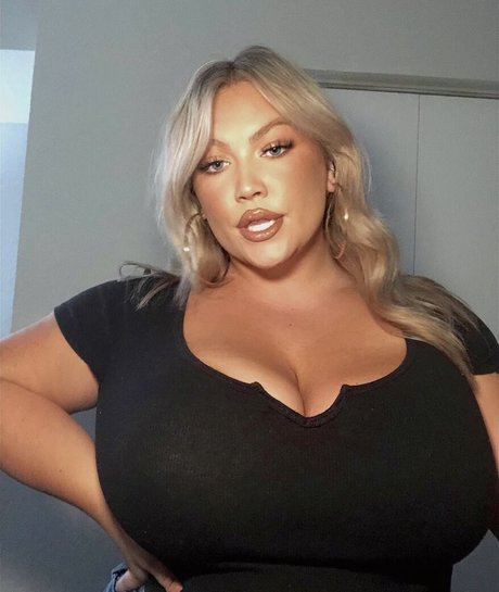 曲線美のティーンズOnlyFans ヌード ギャラリー