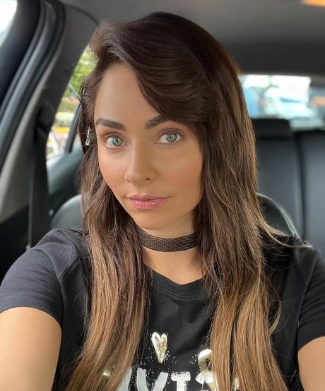 Claudia Martin スター 裸 画像