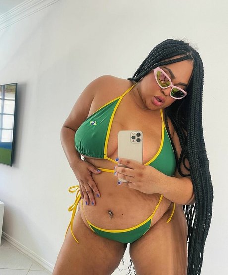 Rizia Cerqueira セクシーなポルノスター 写真