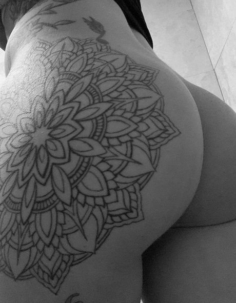 Cassie Robb BKFC ヌードモデル 写真